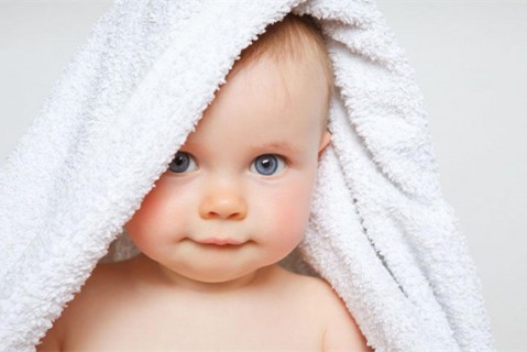 初乳很黄是不是不干净不可以喝？母乳怎么喂养福州捐卵宝宝？